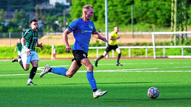 Auf dem Weg zum nächsten Tor: Mit dem zweifachen Torschützen Marius Thoma hatte der FC Zell beim 3:3 gegen die SG Mettingen/Krenkingen ...