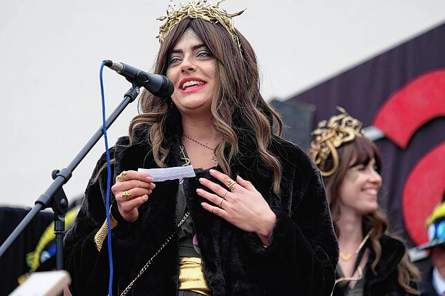Die Cheers gratulieren vor allem Prinzessin Carina, die bei ihnen mittanzt.
