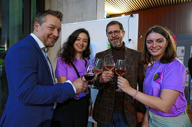 Erfolg: Marco Junge, Schulleiter der Zeppelin Gewerbeschule Konstanz (von links) und Vanessa Wiesmann (Organisatorin), Andreas Ackermann ...
