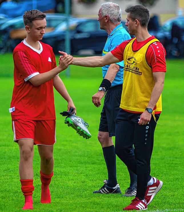 Abschied naht: Jonas Lampert möchte sich am Saisonende von Trainer Mario Kurth (rechts) beim SV Eggingen nicht als Absteiger zu seinem ...