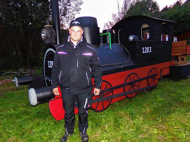 Die von den Bregtal-Glonki mit Lokführer Florian Bürer nachgebaute Ur-Lokomotive der legendären Bregtalbahn ist ein Hingucker.