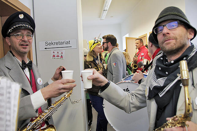 Bild 3: Stadtharmonie läutet in der SÜDKURIER-Redaktion am Schmotzigen Donnerstag die Fasnet ein