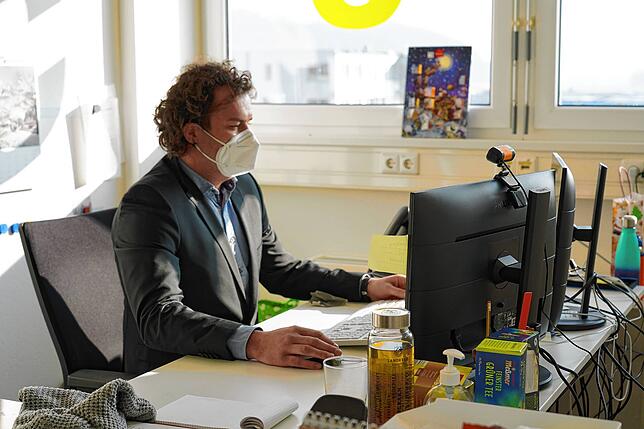 Paul Glaßner, Leiter der Kontaktverfolgung im Gesundheitsamt Konstanz, kann Benachrichtungen mit wenigen Clicks automatisch an ...