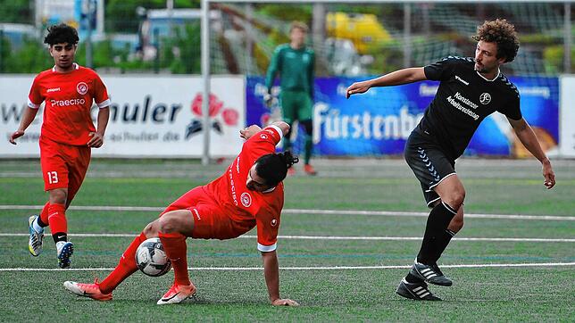 Bad Dürrheims Melih Emeksiz streckt die Beine nach dem Spielgerät. Der FC Abräumer erreicht den Ball mit vollem Einsatz. Gegenspieler ...