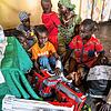 Daheim in Kamerun spielt Daniel (oranges T-Shirt) mit anderen Kindern.