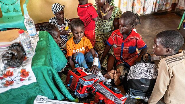 Daheim in Kamerun spielt Daniel (oranges T-Shirt) mit anderen Kindern.