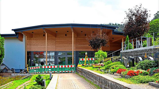 Harmonisch fügt sich die neue Aussegnungshalle in das Gesamtbild des Friedhofs ein. Bild: Hendrik Mauritz