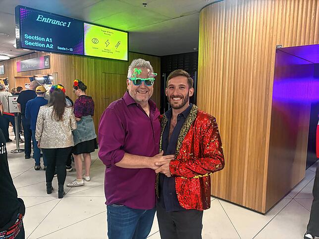 Bild 2: Der ESC in Basel: So bunt sind die Kostüme der Fans
