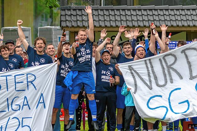 Bild 8: SG Stühlingen/Weizen siegt 5:1 beim FC Geißlingen und feiert den  Meistertitel – wir haben Fotos!