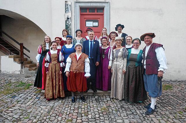 Bild 20: Eintrag ins Goldene Buch beim Heimatabend des Tiengener Schwyzertags – Wir haben die Bilder
