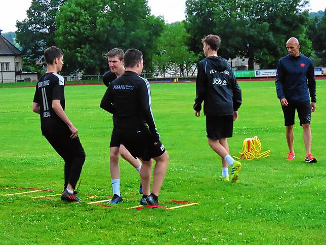 Stets die Fuß- und Beinarbeit im Blick, gab Ruwen Faller eine Trainingslektion dem Wehrer Fußballnachwuchs mit auf den Weg in die neue ...