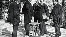 Deutsch-sowjetisches Einvernehmen an der ligurischen Küste in Rapallo. Von links (im Frack) Reichskanzler Joseph Wirth, der ...