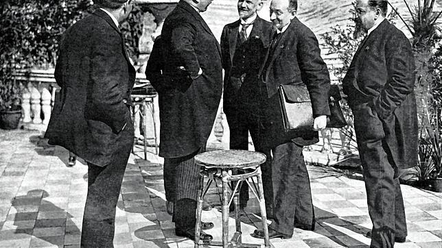 Deutsch-sowjetisches Einvernehmen an der ligurischen Küste in Rapallo. Von links (im Frack) Reichskanzler Joseph Wirth, der ...