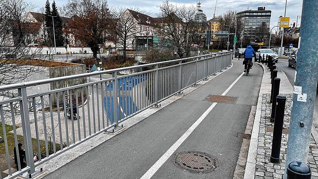 Blick auf den Radweg Alte Rheinbrücke in Richtung Sternenplatz. Die Frau gab an, gegen den Randstein gefahren und dadurch gestürzt zu sein.