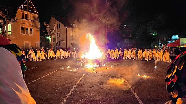 Mit der Verbrennung endet die Fasnacht. Hier brennt der Böög in Tiengen.