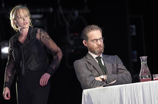 Silke Bodenbender als Norah und Itay Tiran als David im Stück "Vögel".