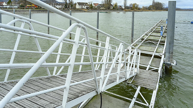 Einer der beiden Schwimmstege im Hafen von Iznang: Er könnte eine Mitursache für das Verlanden des Hafens (links vom Schwimmsteg) sein. ...