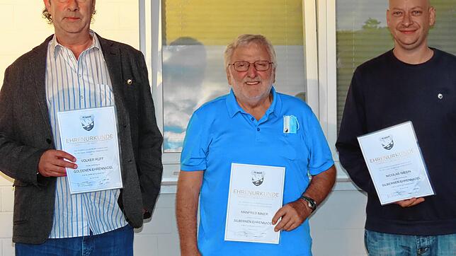 Ehrungen (von links): Volker &bdquo;Mackie&ldquo; Ruff betonte bei seiner Ehrung für 25 Jahre Mitgliedschaft im FC Wehr: &bdquo;Ihr habt ...