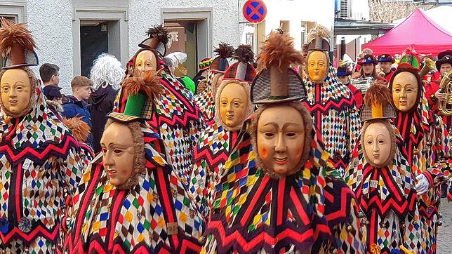 Freundliche Masken beim Hochrheinnarrentreffen in Tiengen: Auch die Polizei hat gut Lachen nach einem friedlichen, für sie ruhigen ...