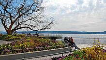 Besucher genießen die Sonne an der Überlinger Uferpromenade. Auch an Ostern können sich die Menschen draußen aufhalten.