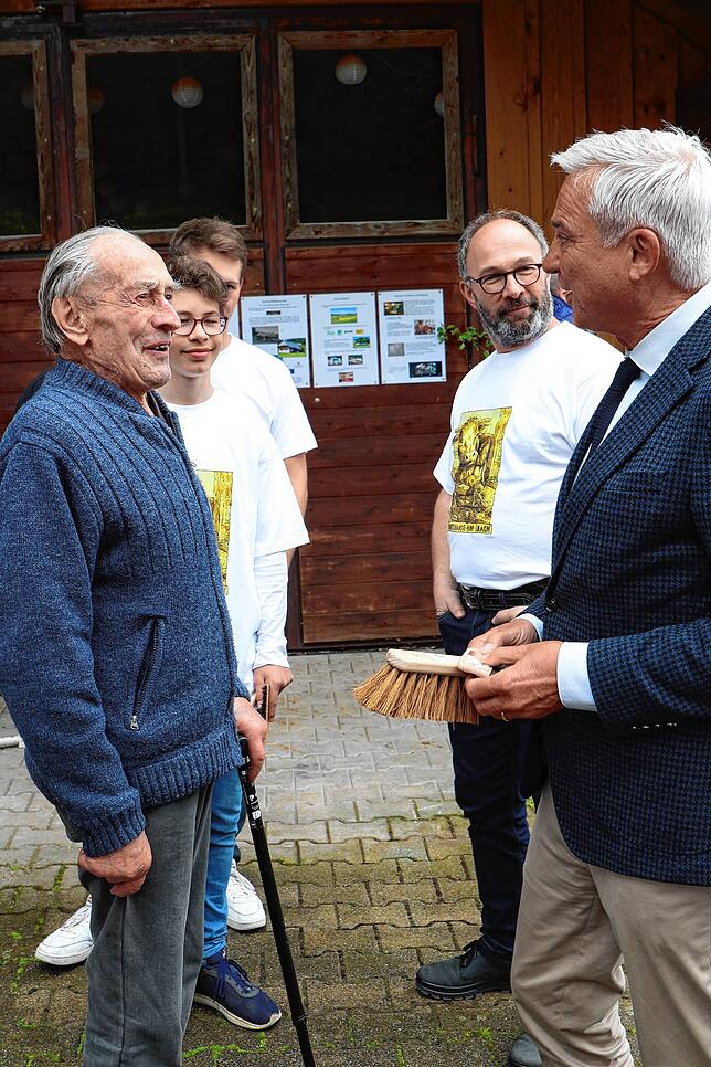 Der 96-jährige Senior des Bürschtehande-Hofs, Werner Schmid, hat eigens für Minister Strobl eine Computer-Tastatur-Bürste gefertigt.
