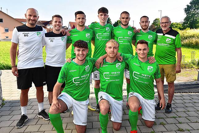 Die Verantwortlichen bei der DJK Donaueschingen mit den Neuzugängen. Stehend von links: Trainer Benjamin Gallmann, Teammanager Philipp ...