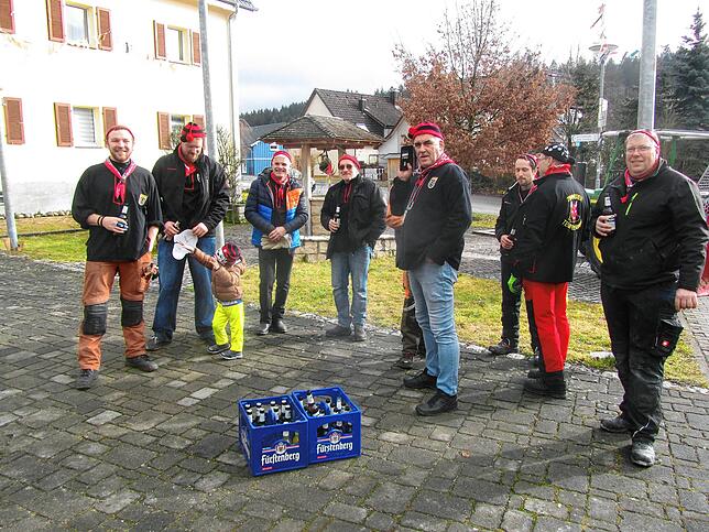 Nach der gewaltigen Leistung beim Aufstellen des Zimmerer Narrenbaumes haben sich die Akteure eine Stärkung redlich verdient.