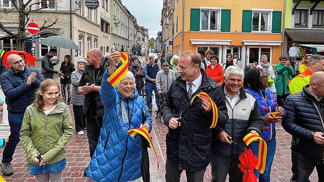 Da freute sich auch Uta Keppler-Hoss (links neben Jan Zeitler), die seit gut fünf Jahren in der Kessenringstraße zu Hause ist, und ...