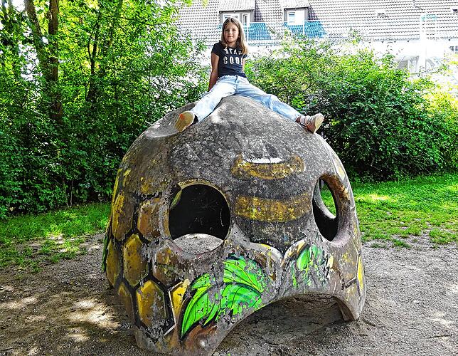 Auch wenn dieser Betonklotz am Spielplatz Südstadtschule uralt ist, ist er dennoch beliebt zum raufklettern, wie Annabelle beweist.