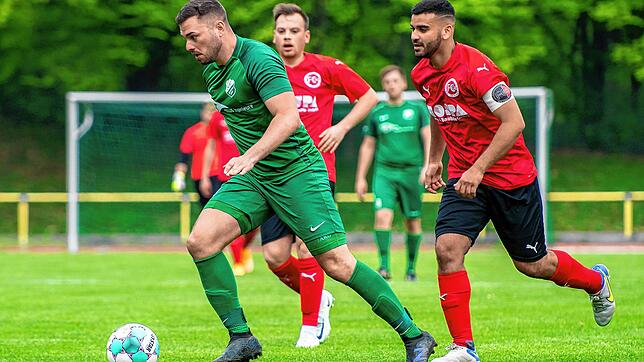 Stets vornweg: Manuel Roder (links, auf dem Archivbild gegen Alessio Vella vom FC 08 Bad Säckingen) ist beim SV Rheintal ein Vorbild für ...