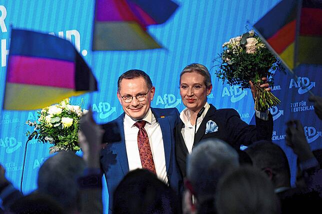 Alice Weidel und Tino Chrupalla, AfD-Bundesvorsitzender, stehen bei der Wahlparty der AfD in deren Bundesgeschäftsstelle auf der Bühne.