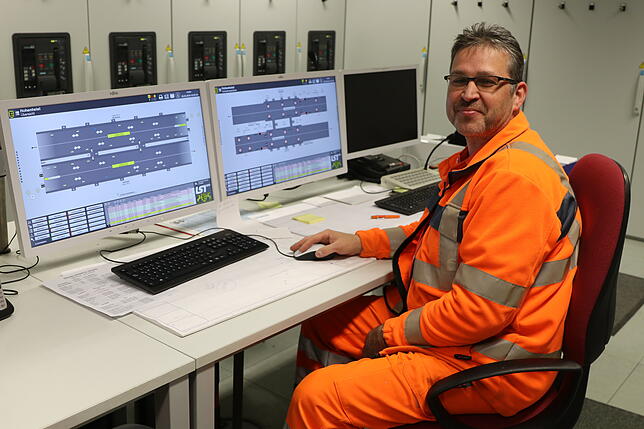 Thomas Maier hat in der Kommandozentrale vor dem Hohentwiel-Tunnel alles im Blick. Der Elektriker prüft regelmäßig die Sensoren.
