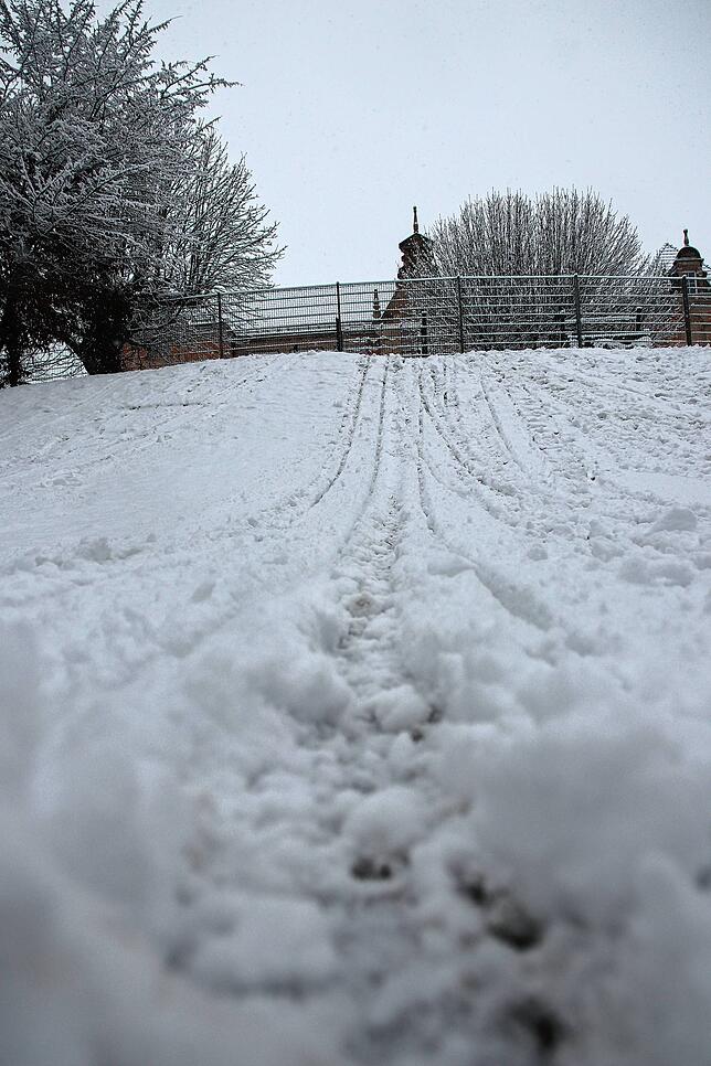Und wie es scheint, haben auch andere Kinder hier bereits Spaß im Schnee gehabt.