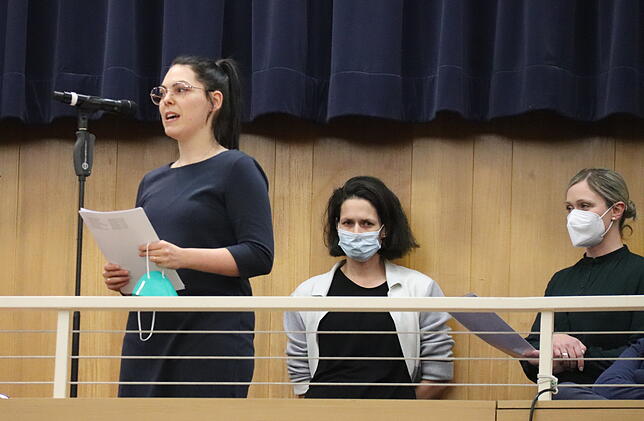 Saskia Braun von der Elterninitiative trägt ihre Anliegen vor. Hinter ihr stehen Marianne Markwardt und Nadine Lux (von links), ...
