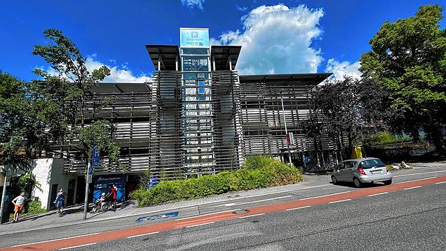 Bisher hatte das Parkhaus Stadtmitte 373 Stellplätze, derzeit sind es nach der neuen Anordnung nur noch 245.