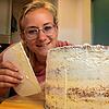 Mit ganz viel Liebe zum Detail backt Julia Eckert ihre Torten und das Gebäck.