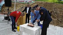 Alexander Schönemann, Edin Muslic und Peter Schanz fügen die Zeitkapsel in den Grundstein ein. Bild: Christiane Sahli