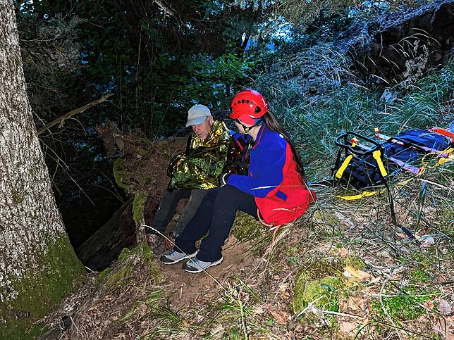 Übung: Einer der Patienten sitzt weit ab vom Wanderweg. Er ist mit einem Sicherheitsgurt durch die Bergretter befestigt worden. Eine ...