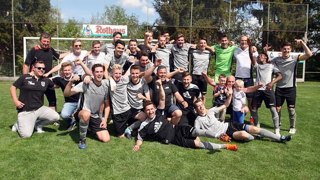 Bezirksliga, wir kommen ! Der FC Fischbach sicherte sich vorzeitg die Meisterschaft in der Kreisliga A, Staffel 1. Bild: direvi