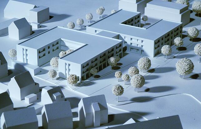 Das Modell von Thillmann Architekten zum Karl-Olga-Park zeigt das zweiflügelige neue Gebäude auf dem heutigen Außengelände des ...