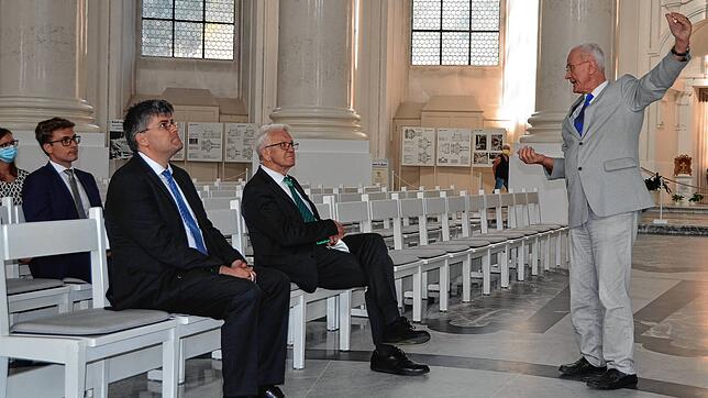 Einen Wunsch hatte Ministerpräsident Winfried Kretschmann (Zweiter von rechts) für seinen Besuch im Landkreis geäußert: Die Besichtigung ...