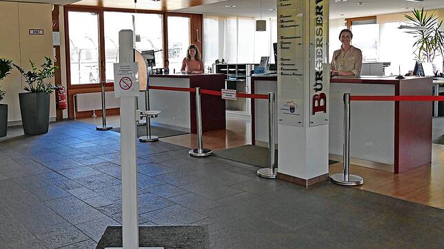Im Bürgerservice im Lauchringer Rathaus ist es, wie hier während des Lockdowns im Frühjahr, wieder ruhig. Nur, wer ein Termin hat, darf ...