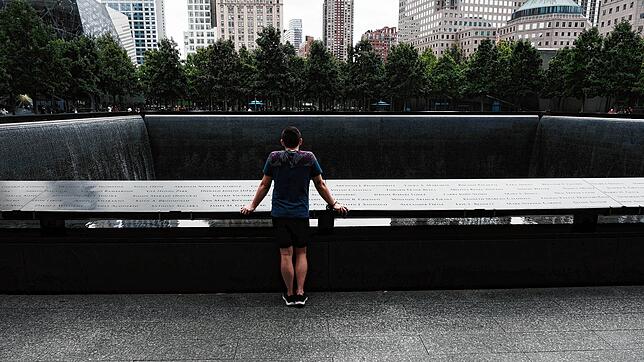 Ein Mann gedenkt am 17. August 2021 am Ground Zero den fast 3000 Toten des Terroranschlags. Dort, wo einst die Twin Towers in New York ...
