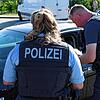 Bundespolizisten kontrollieren ein Fahrzeug. An Deutschlands Grenzen gibt es zusätzliche Kontrollen