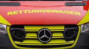 Ein Mann überschlägt sich mit seinem Auto und wird schwer verletzt (Foto-Ilustration).