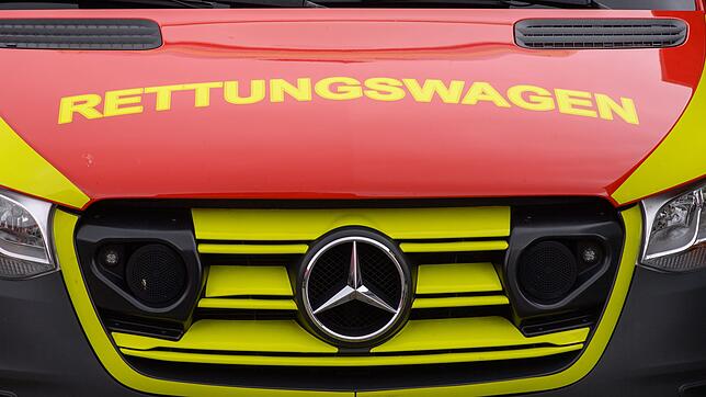Ein Mann überschlägt sich mit seinem Auto und wird schwer verletzt (Foto-Ilustration).