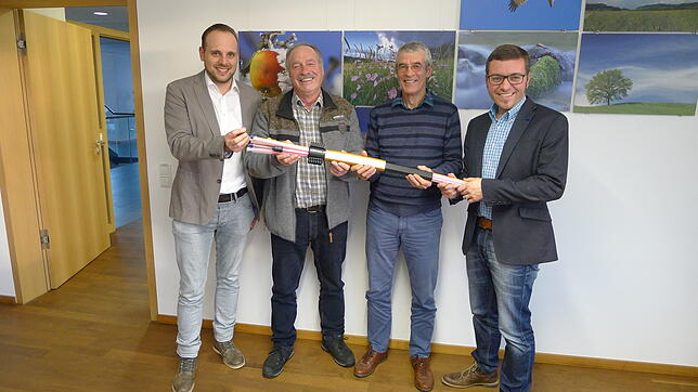 Pressegespräch zum Thema Breitband im Rathaus von Deggenhausertal (von links): Oliver Schreibmüller, Teledata, mit Manfred Ströhle und ...
