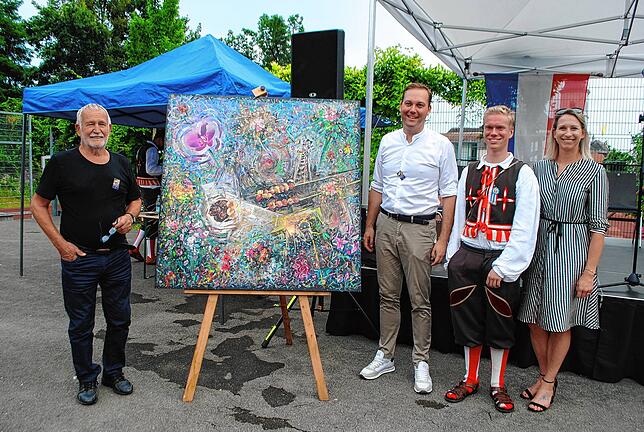 Die Stadtmusik Waldshut spielt auf.