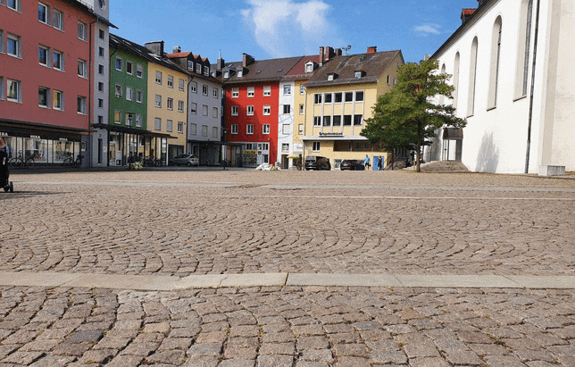 Der Adenauerplatz im Häfler Zentrum soll im Jahr 2022 verschönert werden. Auf den Bildern zu sehen ist ein Entwurf des Vorhabens sowie ...