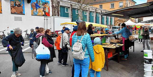Am Dünnele-Stand bildet sich um die Mittagszeit eine lange Schlange auf dem Stephansplatz.